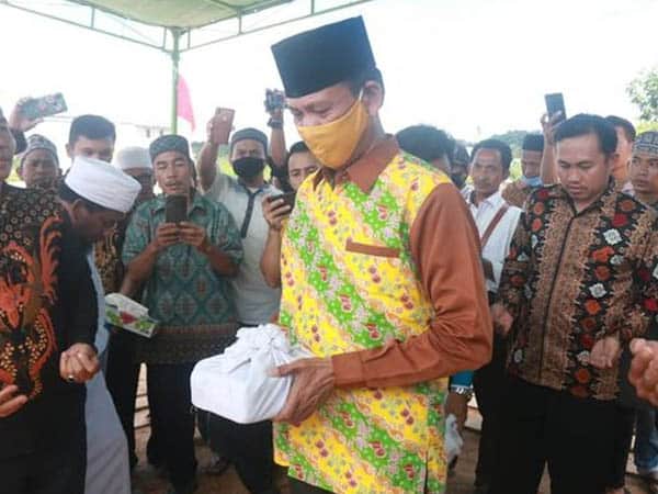 Sekda Ketapang Serahkan Hibah Sekaligus Letakkan Batu Pertama Pembangunan Masjid Agung Annur Sungai Laur