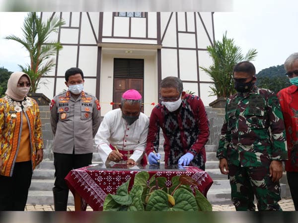 Sutarmidji Resmikan Rumah Retret Santo Johanes Paulus II Anjongan