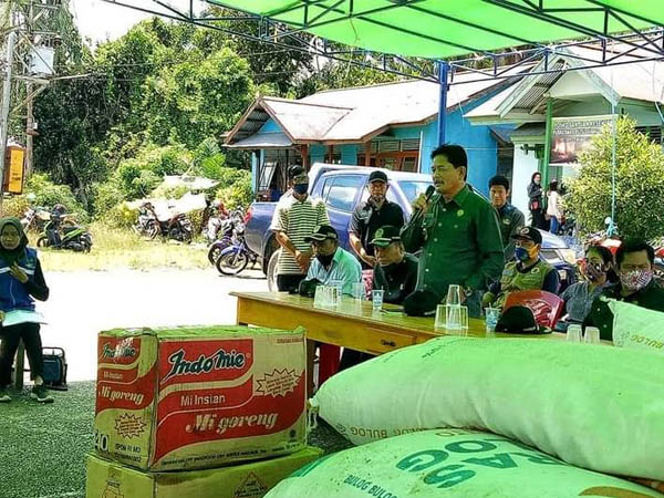 Wakil Bupati Kapuas Hulu Serahkan Bantuan untuk Korban Kebakaran Rumah Betang Sayut