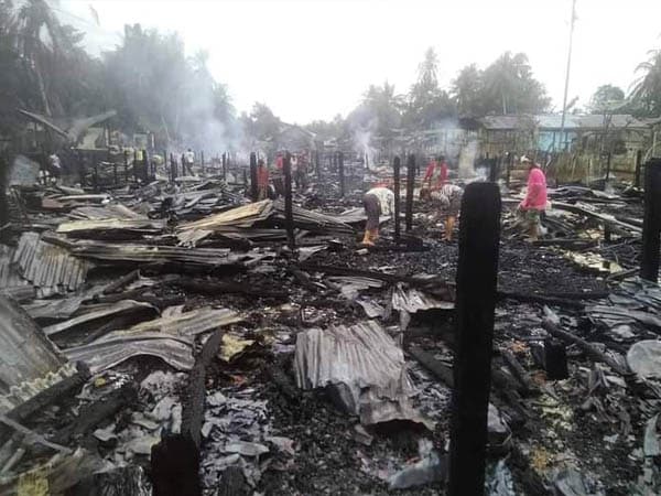 Jajaran Dewan Kapuas Hulu Tinjau Rumah Betang Sayut dan Serahkan Bantuan