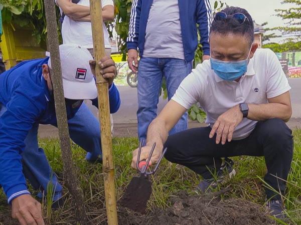 Wali Kota Pontianak Tanam Pohon CSR Bank Kalbar di Jalan Sultan Hamid II