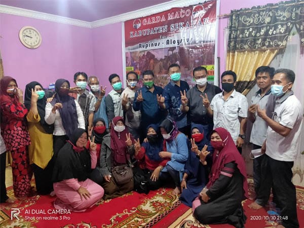 Zainal Beberkan Kerja Nyata Rupinus-Aloysius Bangun Sekadau ke Warga Kampung Tebal