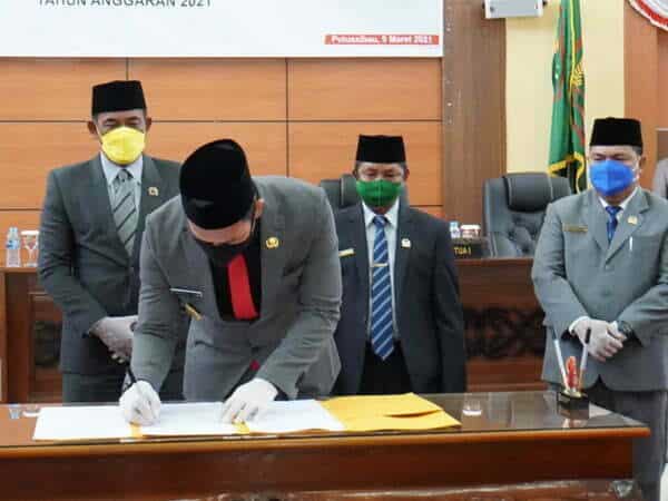 Bupati Sis Terima Dua Raperda Inisiatif Dewan Kapuas Hulu