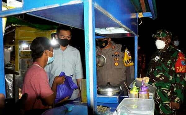 Bupati Sis Monitoring Jam Malam PPKM Sekaligus Beri Bantuan ke Pedagang Kecil di Putussibau