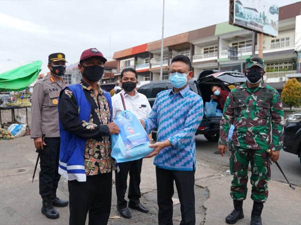 Edi Kamtono Salurkan Bantuan Beras PPKM Darurat Bagi Warga yang Terdampak Langsung