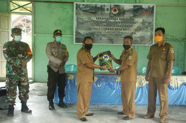 Sekda Kapuas Hulu Serahkan Bantuan Banjir di Pengkadan