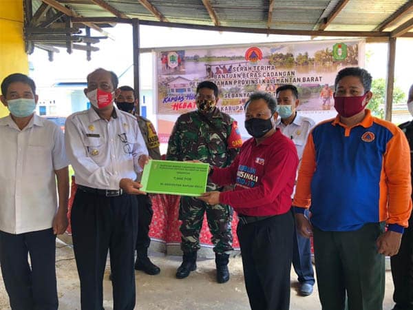 Sekda Mohd Zaini Serahkan Bantuan Beras untuk Masyarakat Dua Kecamatan yang Terdampak Banjir