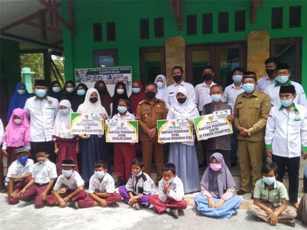 BAZNAS Melawi Salurkan Beasiswa untuk Pelajar Terdampak Covid-19