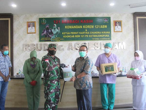 Berikan Motivasi, Danrem Berbagi Kasih Bersama Nakes dan Dokter RSUD dr Agoesdjam Ketapang