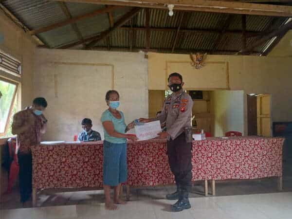 Bhabinkamtibmas Polsek Ella Hilir Kawal Penyaluran BLT DD