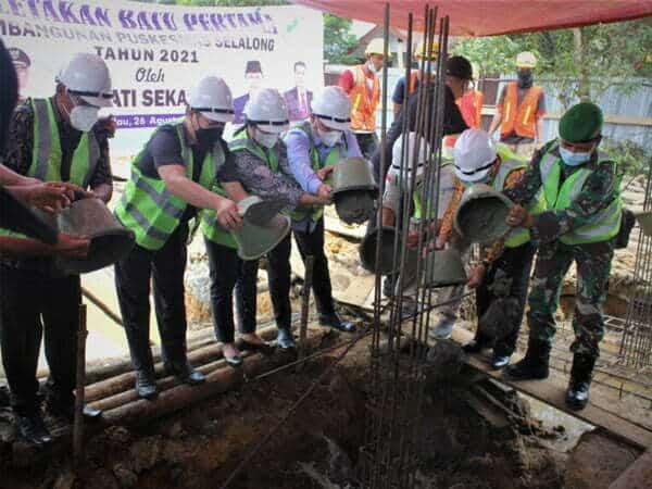 Bupati Aron Letakan Batu Pertama Pembangunan Puskesmas Selalong