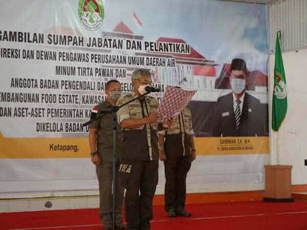 Bupati Martin Lantik Pejabat Perumda Air Minum Tirta Pawan dan Anggota BP3FE-KPCT-AP Ketapang