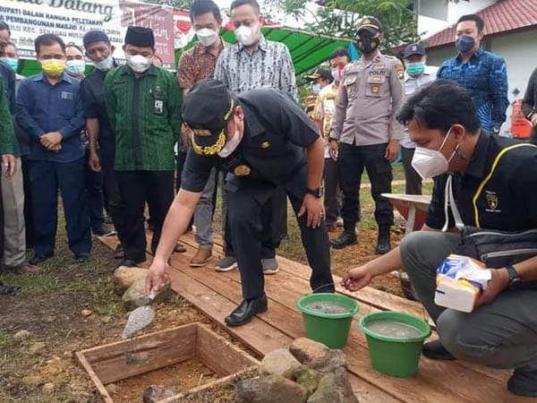 Bupati Aron Tegaskan Komitmen Hadirkan Pembangunan Merata untuk Semua Agama