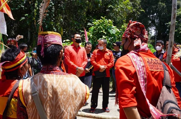 Bupati Sis Buka Tempat Ritual Adat Danau Liuk