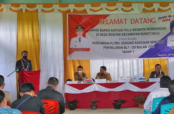 Bupati Sis Resmikan PLTMH dan Gedung Sanggar Seni di Segitak
