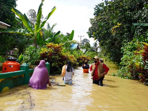 Bupati Sis Turun Langsung ke Sejumlah Desa yang Terendam Banjir di Putussibau Utara