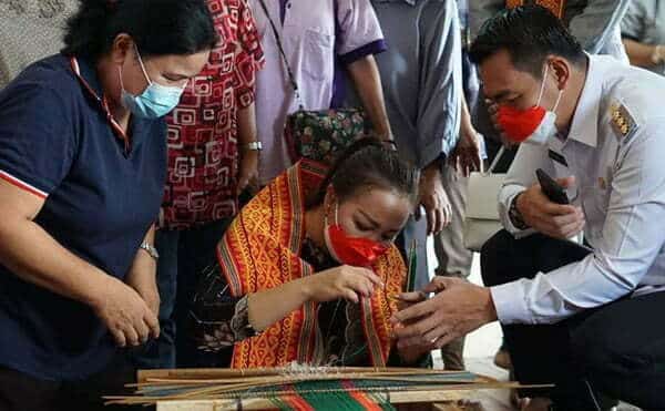 Bupati dan Ketua Dekranasda Kunjungi Balai Sentra Kerajinan Kapuas Hulu