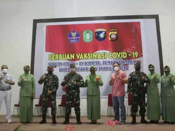 Danrem 121/Abw Sambangi Masyarakat Nanga Tayap di Serbuan Vaksinasi Kodim 1203/Ktp