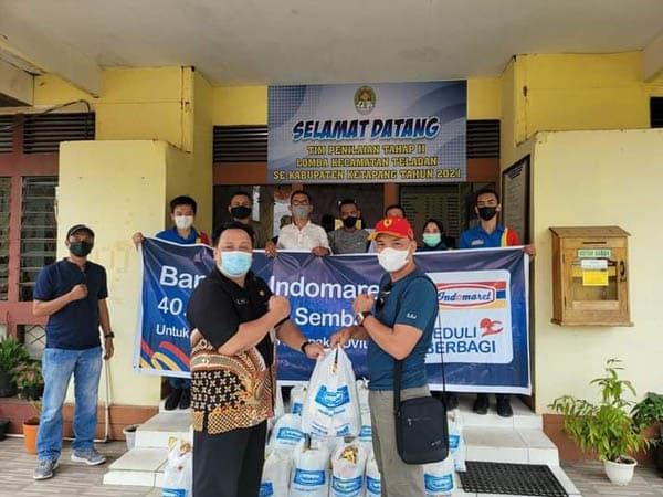 Indomaret Peduli Bagikan Ratusan Paket Sembako Bagi Warga Ketapang Terdampak Covid-19