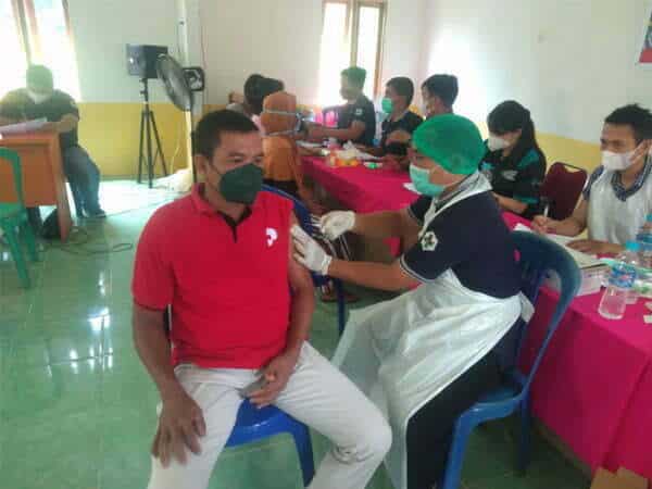 Kejar Target Cakupan, Pemkab Sekadau Gelar Vaksinasi di Sungai Sambang