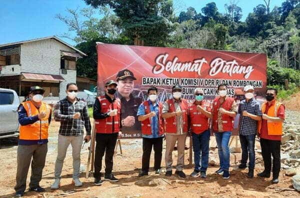 Bersama Bupati Sis, Lasarus Tinjau Pembangunan Jalan Kapuas Hulu ke Batas Kaltim