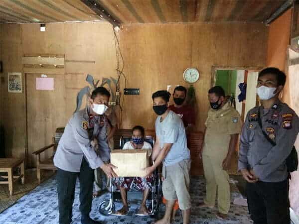 Peduli Sosial, Polsek Nanga Mahap Beri Bantuan Kursi Roda dan Sembako