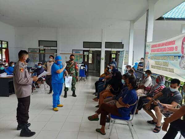 Polsek Belimbing Gandeng Puskesmas Gelar Vaksinasi Massal