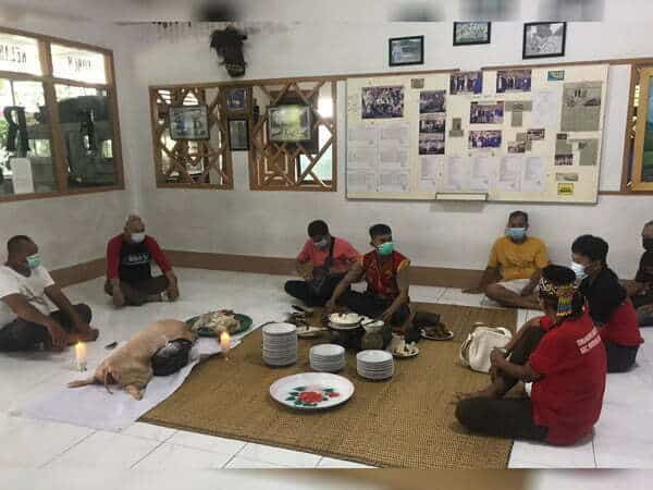 Pria yang Mengamuk Minta FRKP Bersuara Soal Dugaan Skandal Seks Oknum Pastor Dihukum Adat