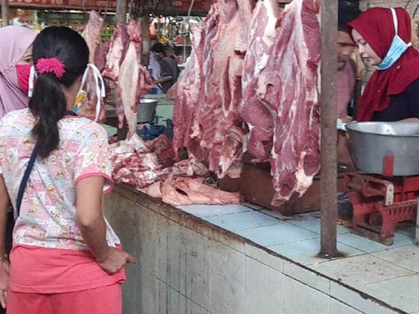 Pedagang Sapi Lokal Ketapang Keluhkan Anjloknya Penjualan Akibat Diserbu Daging Impor