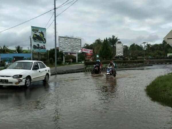 Drainase Tak Tersedia Picu Kerusakan Jalan Poros Kota Nanga Pinoh