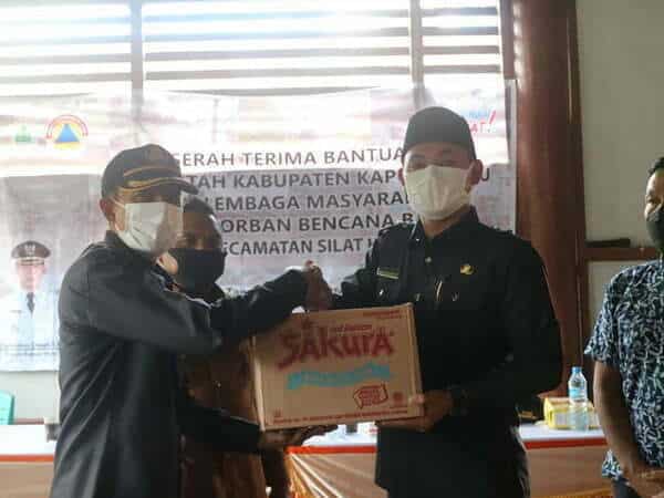 Wabup Wahyudi Serahkan Bantuan untuk Korban Banjir di Silat Hilir