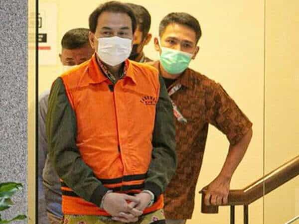 Pakai Rompi Oranye, KPK Tahan Azis Syamsuddin