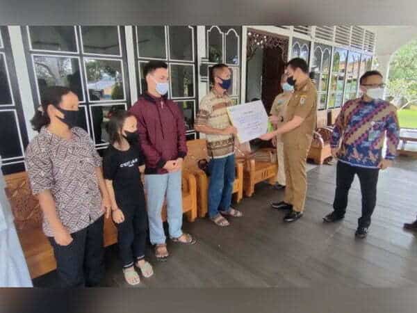 Bupati Sis Serahkan Santunan ke Ahli Waris Peserta BPJS Ketenagakerjaan