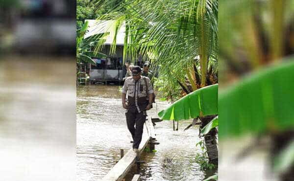 Bupati Martin Serahkan Bantuan Korban Banjir Sekaligus Paparkan Program Kerja di Desa Ulak Medang