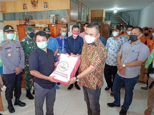 Pemkab Melawi Salurkan Bantuan Beras dari Presiden dan Gubernur Bagi Warga Terdampak PPKM