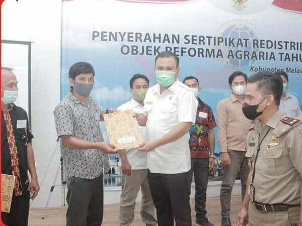 BPN Melawi Serahkan 1.248 Sertifikat Program Redistribusi Tanah