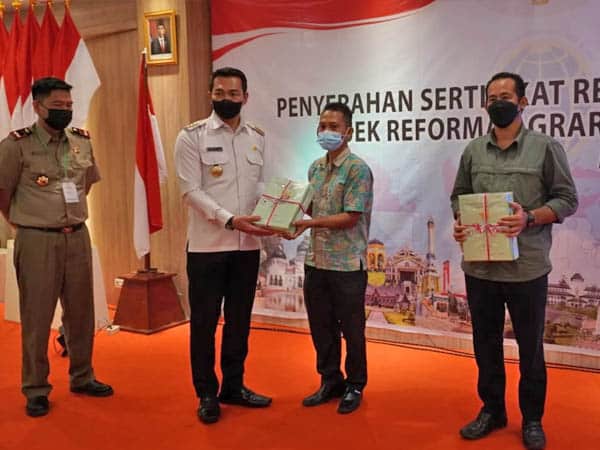 Bupati Sis Serahkan Sertifikat Redistribusi Tanah ke Masyarakat