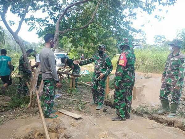 Danramil Sungai Laur Pantau dan Awasi TMMD ke-112 di Desa Riam Bunut