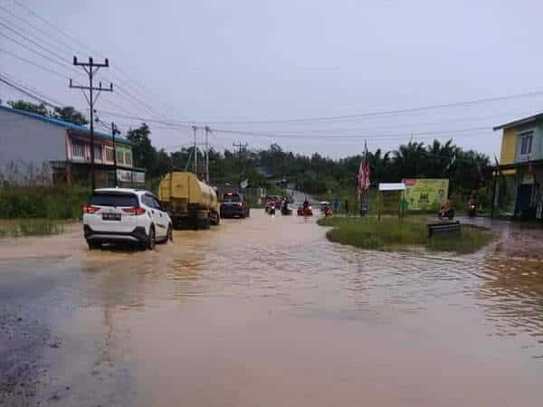 Drainase Tak Berfungsi, Sejumlah Ruas Jalan Protokol Nanga Pinoh Tergenang