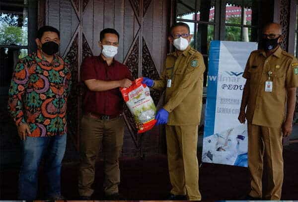 Wilmar Group Kalbar Serahkan Bantuan Beras dan Minyak Goreng ke Pemprov Kalbar