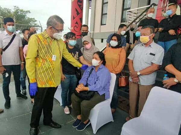 Tangis Histeris Istri Sambut Kedatangan Jenazah Wakil Bupati Sintang Yosep Sudiyanto di Supadio Pontianak