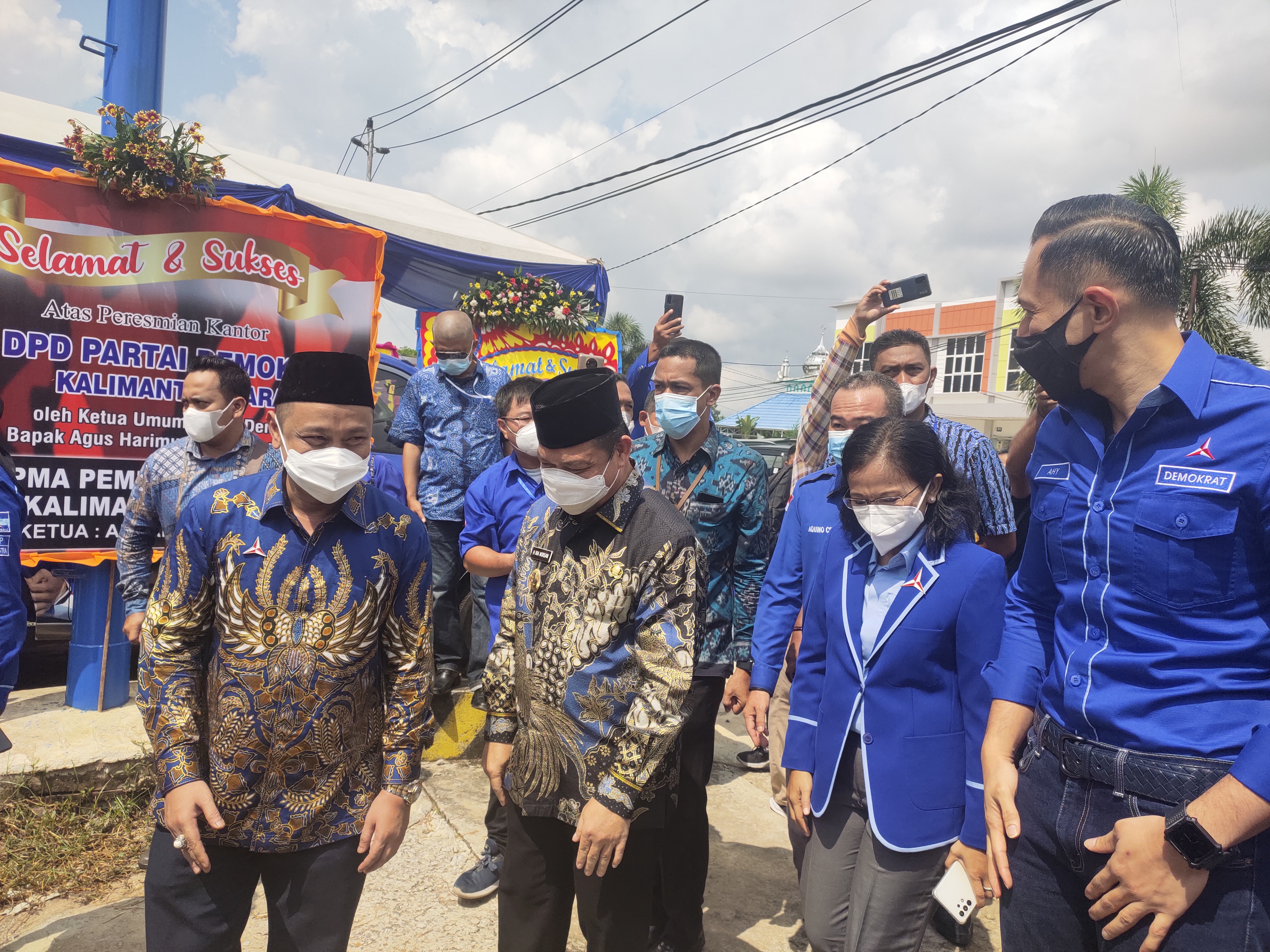 Wagub Ria Norsan Kenakan Batik Biru di Acara Peresmian Kantor DPD Demokrat Kalbar
