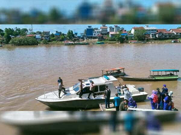 Jangkau Warga di Pesisir Sungai, Polres Melawi Gelar Vaksinasi Terapung