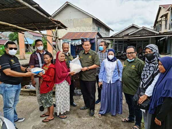 Kadin Kalbar Bagikan 1000 Karung Beras, Bantu Masyarakat Terdampak Covid-19