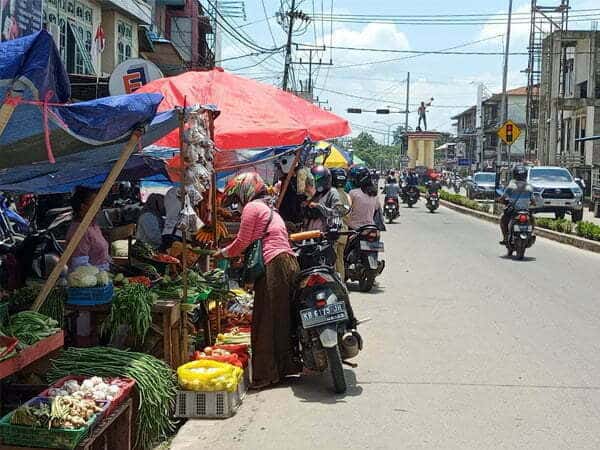 Melawi Dikepung Banjir, Pedagang Pasar Jualan di Bahu Jalan