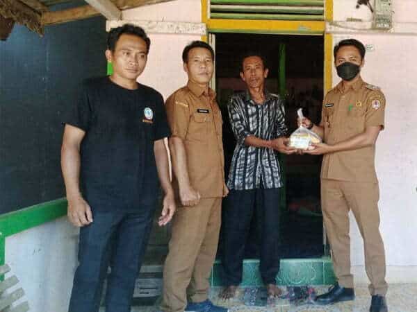 Pemdes Menukung Kota Salurkan 348 Paket Sembako untuk Korban Banjir