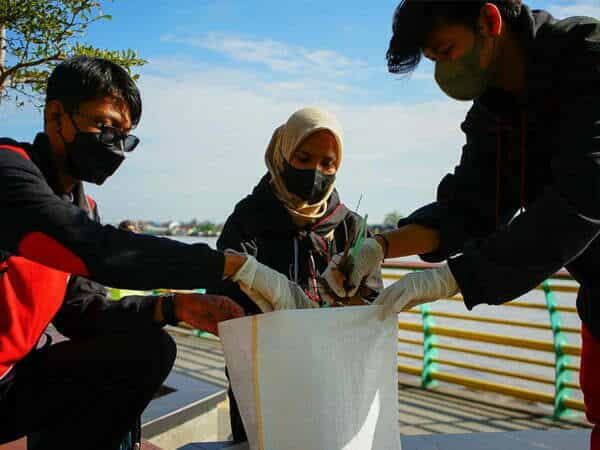 Peringati World Cleanup Day, Ratusan Relawan Pungut dan Pilah Sampah di Waterfront