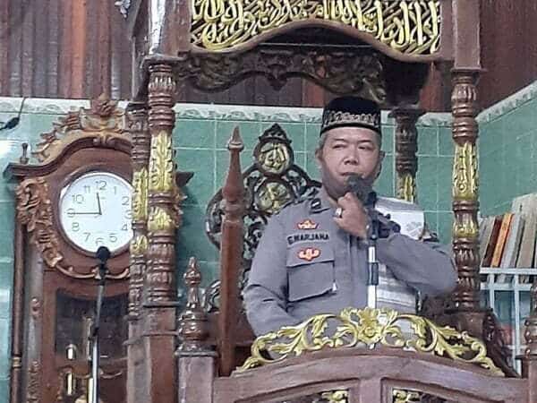 Safari Jumat Polres Ketapang, KaSPKT IPTU Sri Marjana Ajak Jamaah Masjid Imam Bonjol Jaga Kamtibmas