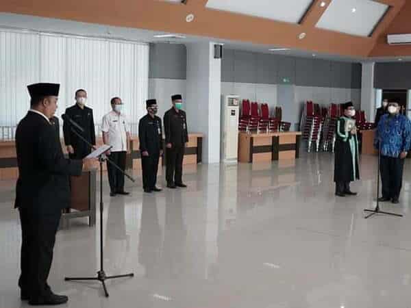 Sekda Ketapang Lantik Dua Pejabat Pengawas: Kerja Sesuai Kompetensi