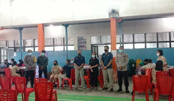 Siswa SMA Karya Sekadau Jalani Vaksinasi Covid-19